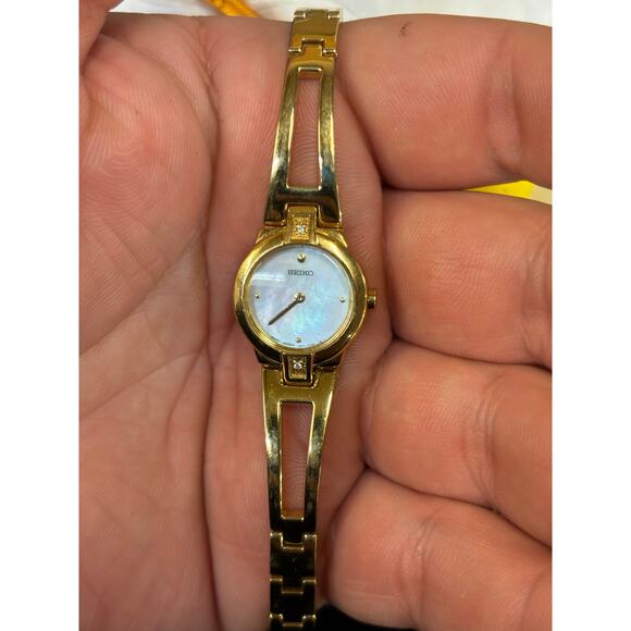 Seiko 1N00-0GN0 Mother Of Perl Dial Gold Tone Women’s Watch! New Battery!